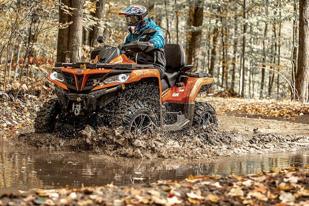 ATV vožnja u šumi CFMOTO 1