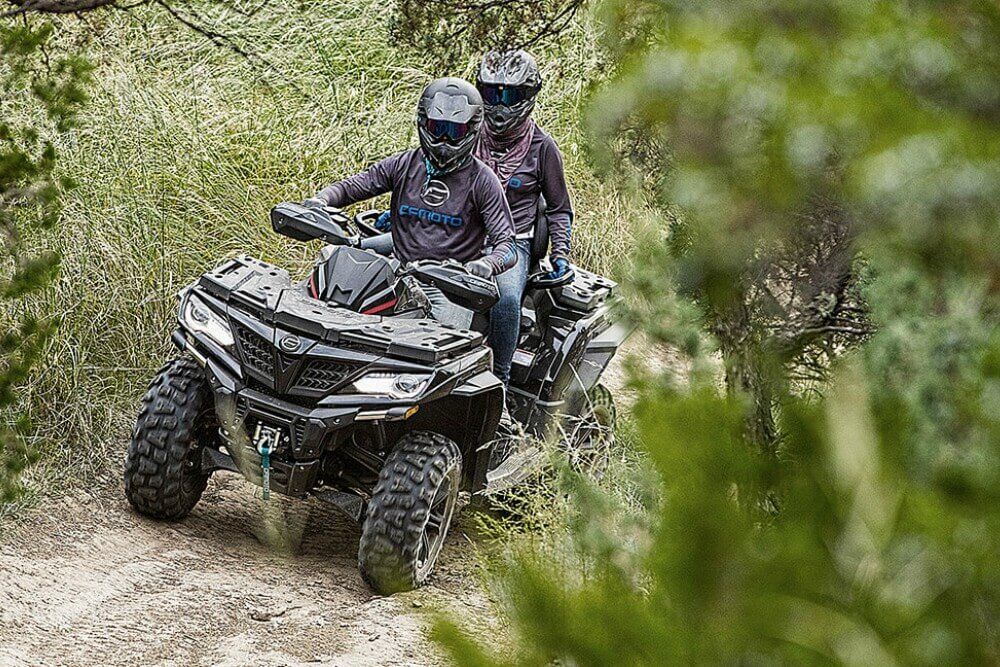 ATV vožnja u šumi CFMOTO 2