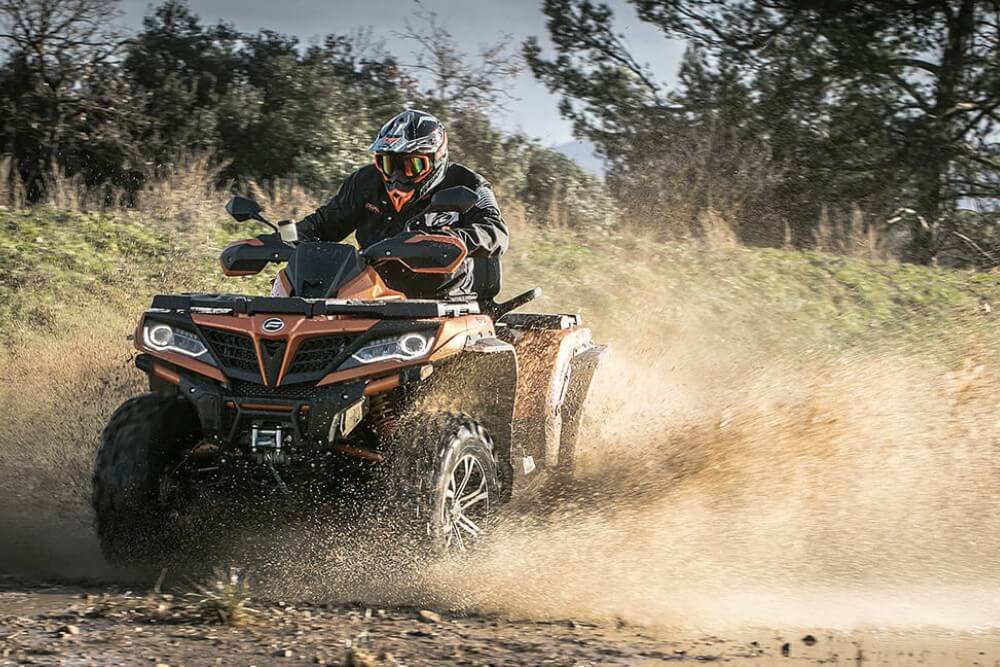 ATV vožnja u šumi CFMOTO 3