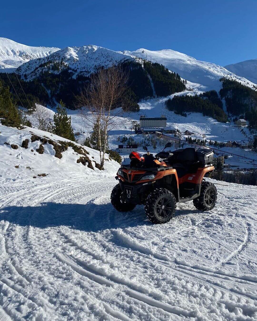 vožnja ATV vozila po snegu CFMOTO 3